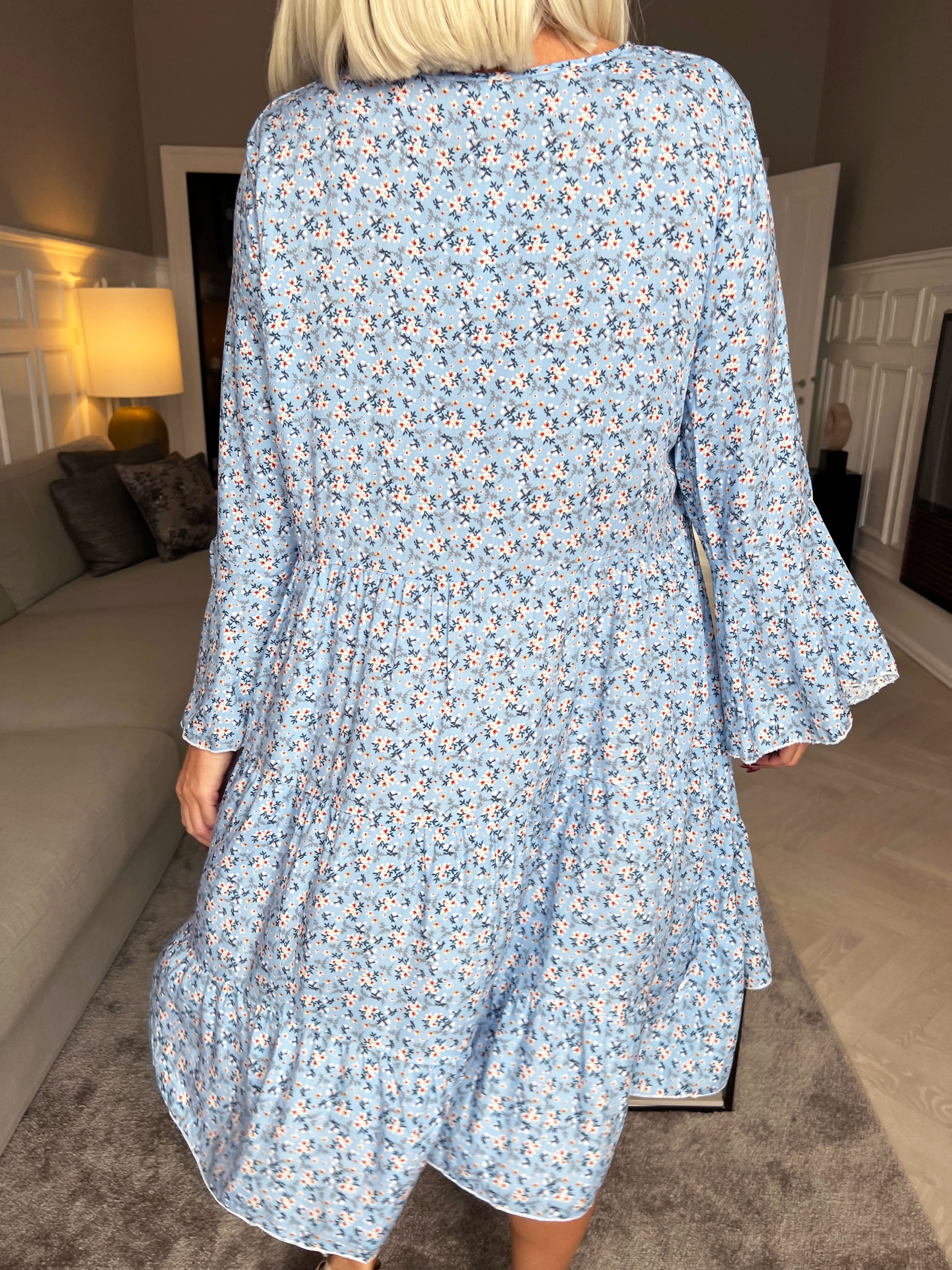 Karla - Smuk blomsterkjole i bomuld med knapper